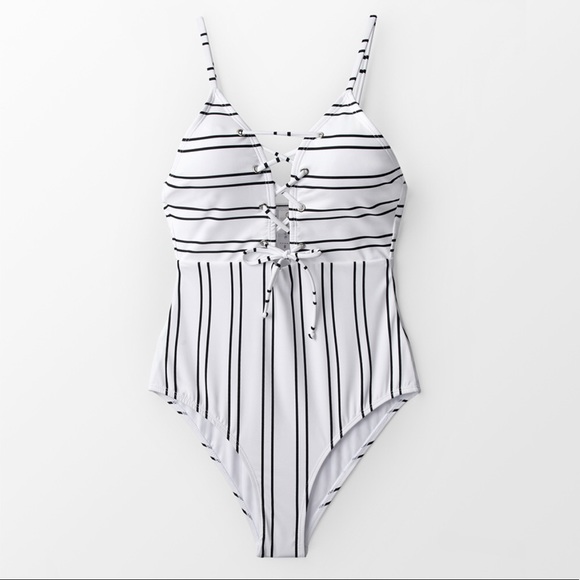 ☀️🆕☀️Black and white lace up one piece swimsuit - Picture 4 of 6